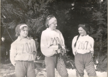 Powiększ zdjęcie: 1 miejsce w Szkolnych Igrzyskach w biegach sztafetowych (1967);Z