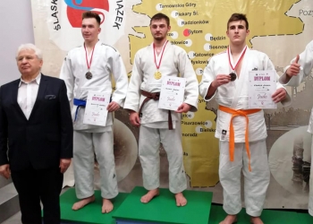 Powiększ zdjęcie: Nagrodzeni judocy na podium