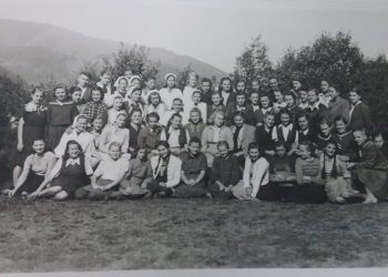 Powiększ zdjęcie: pierwsze zdjęcie młodzieży przed Księżówką (1949)