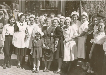 Powiększ zdjęcie: uczennice i nauczyciele po pochodzie 1-majowym w 1950