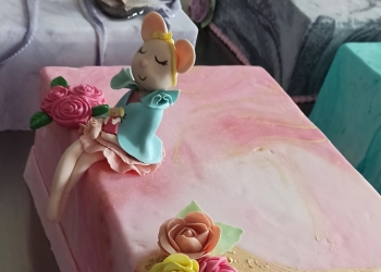 Powiększ zdjęcie: dekorowanie tortu