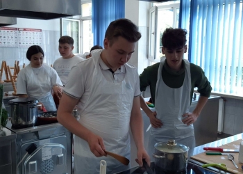 Powiększ zdjęcie: Uczniowie z Ukrainy gotują
