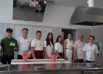 Powiększ zdjęcie: Uczniowie z Ukrainy gotują5