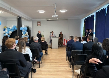 Powiększ zdjęcie: Pożegnanie Maturzystów (14)