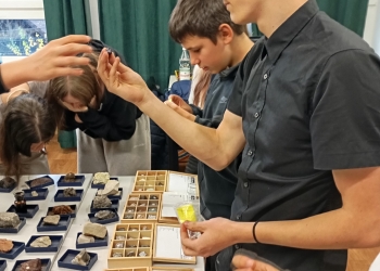 Powiększ zdjęcie: Uczniowie na lekcji geografii (1)