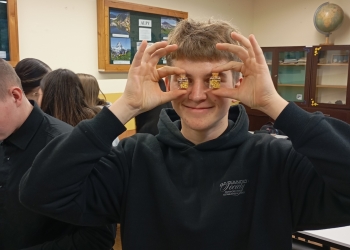 Powiększ zdjęcie: Uczniowie na lekcji geografii (2)