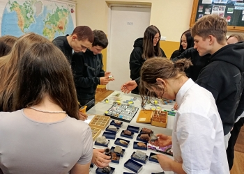 Powiększ zdjęcie: Uczniowie na lekcji geografii (5)