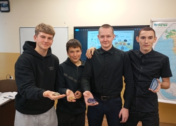 Powiększ zdjęcie: Uczniowie na lekcji geografii (6)