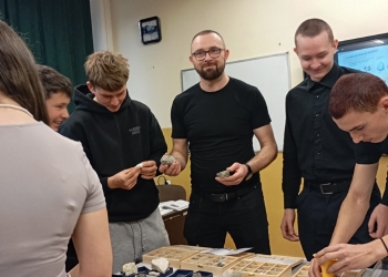 Powiększ zdjęcie: Uczniowie na lekcji geografii (7)