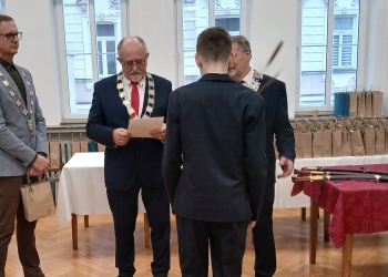 Powiększ zdjęcie: Pasowanie na ucznia (1)