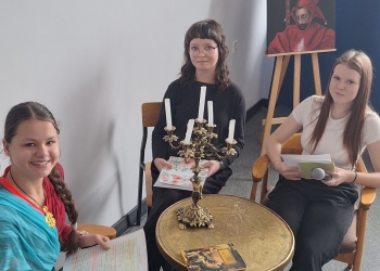 Powiększ zdjęcie: Lekcja_ze_Skąpca_-_uczniowie_klasy_2HT_(11)