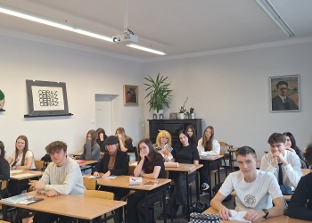 Powiększ zdjęcie: Lekcja_ze_Skąpca_-_uczniowie_klasy_2HT_(2)