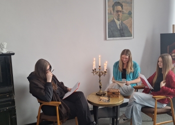 Powiększ zdjęcie: Lekcja_ze_Skąpca_-_uczniowie_klasy_2HT_(22)