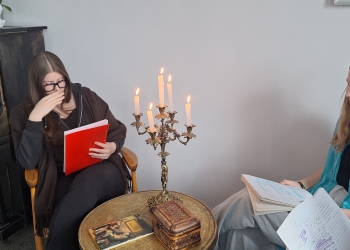 Powiększ zdjęcie: Lekcja_ze_Skąpca_-_uczniowie_klasy_2HT_(23)