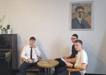 Powiększ zdjęcie: Lekcja_ze_Skąpca_-_uczniowie_klasy_2HT_(3)