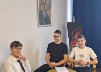 Powiększ zdjęcie: Lekcja_ze_Skąpca_-_uczniowie_klasy_2HT_(4)