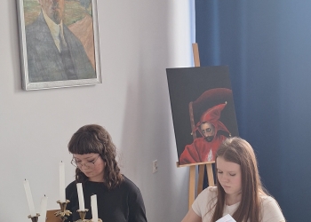 Powiększ zdjęcie: Lekcja_ze_Skąpca_-_uczniowie_klasy_2HT_(9)