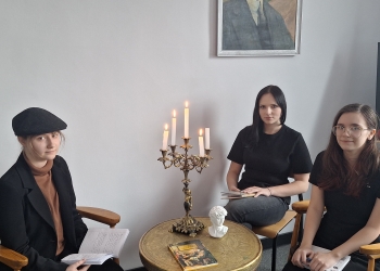 Powiększ zdjęcie: Lekcja_ze_Skąpca_-_uczniowie_klasy_2HT_(14)