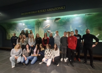 Powiększ zdjęcie: Uczniowie w palmiarni (12)