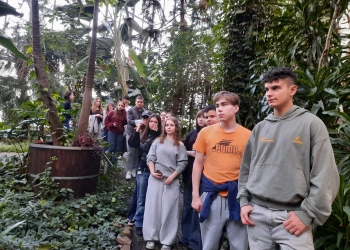 Powiększ zdjęcie: Uczniowie w palmiarni (2)
