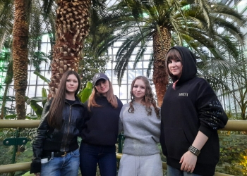 Powiększ zdjęcie: Uczniowie w palmiarni (7)