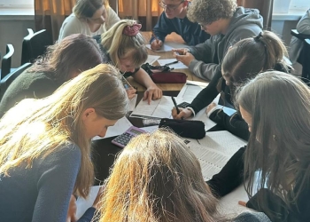 Powiększ zdjęcie: Wyzwanie matematyczne uczniowie rozwiązują zadania (11)