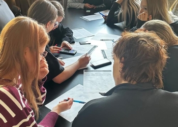 Powiększ zdjęcie: Wyzwanie matematyczne uczniowie rozwiązują zadania (2)