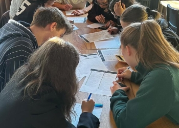 Powiększ zdjęcie: Wyzwanie matematyczne uczniowie rozwiązują zadania (3)