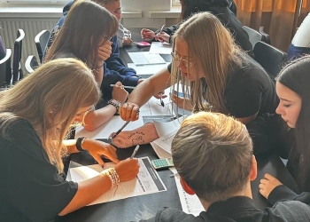 Powiększ zdjęcie: Wyzwanie matematyczne uczniowie rozwiązują zadania (4)