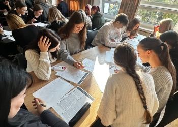 Powiększ zdjęcie: Wyzwanie matematyczne uczniowie rozwiązują zadania (5)