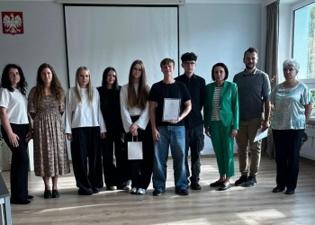Powiększ zdjęcie: Wyzwanie matematyczne uczniowie rozwiązują zadania (6)