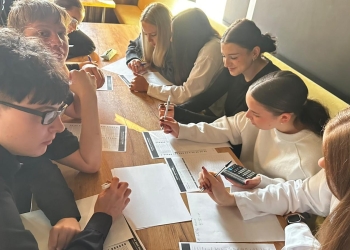 Powiększ zdjęcie: Wyzwanie matematyczne uczniowie rozwiązują zadania (9)