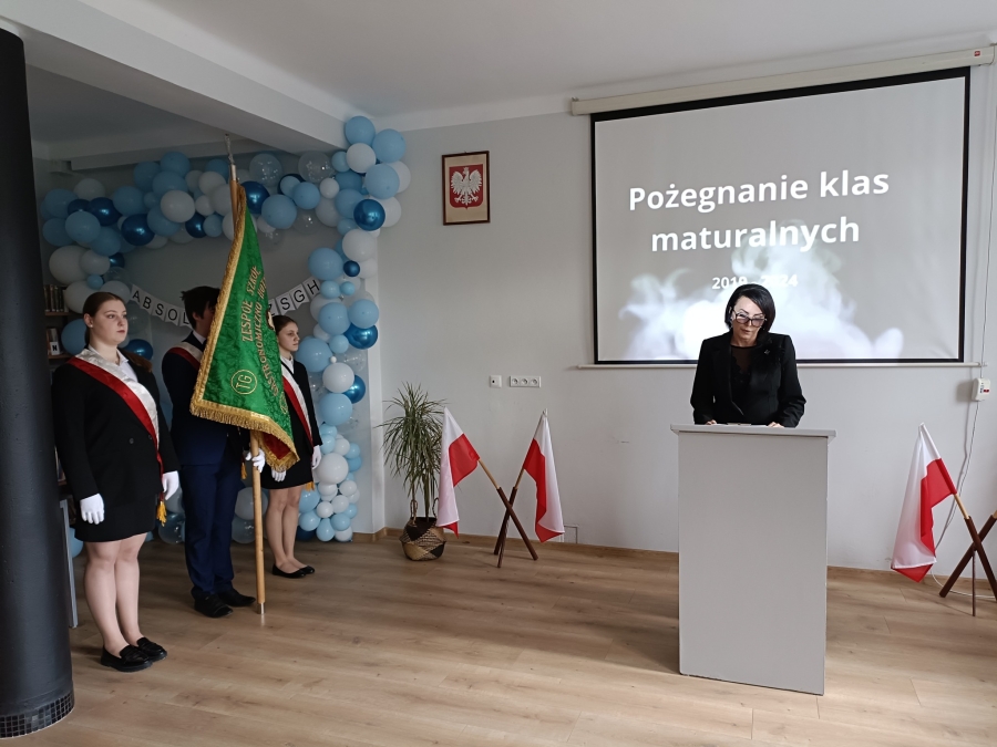 Pani Kornelia Zubek-Dyrektor ZSGH kieruje słowo do tegorocznych abiturientów